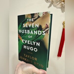 The Seven Husbands of Evelyn Hugo Deluxe Collector’s edition sprayed edges